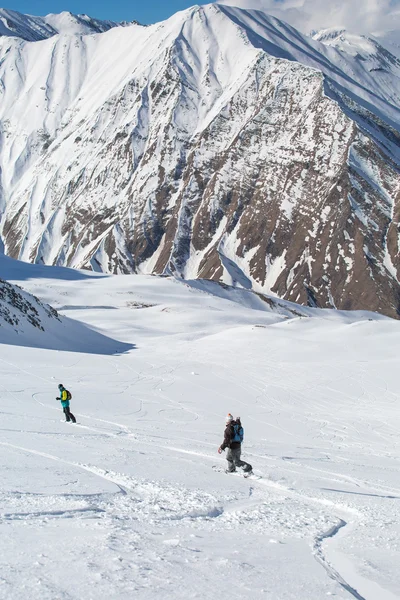 Man snowboarder snowboarden op verse witte sneeuw — Stockfoto