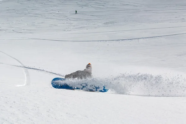 Homem snowboarder snowboard na neve branca fresca — Fotografia de Stock