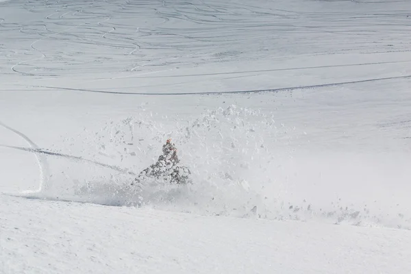 Mannen snowboardåkare snowboard på färsk vit snö — Stockfoto