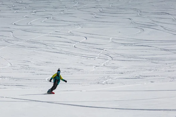 Homem snowboarder snowboard na neve branca fresca — Fotografia de Stock