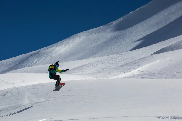 Homem snowboarder snowboard na neve branca fresca — Fotografia de Stock
