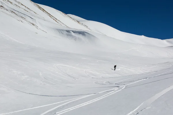 Homem snowboarder snowboard na neve branca fresca — Fotografia de Stock