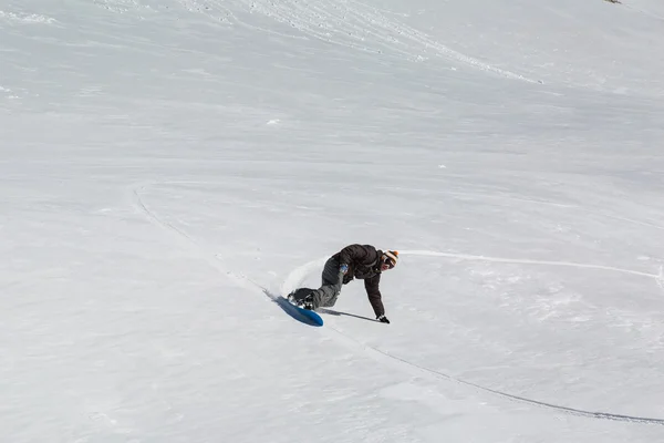 Homem snowboarder snowboard na neve branca fresca — Fotografia de Stock