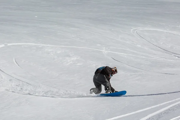 Homem snowboarder snowboard na neve branca fresca — Fotografia de Stock