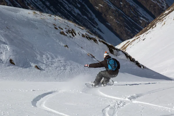 Man snowboarder snowboarden op verse witte sneeuw — Stockfoto