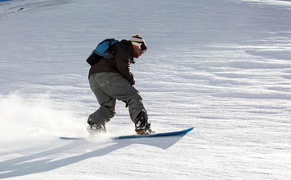 Mannen snowboardåkare snowboard på färsk vit snö — Stockfoto