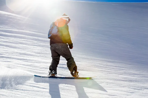 Snowboardzista człowiek snowboardzie na świeży śnieg biały — Zdjęcie stockowe