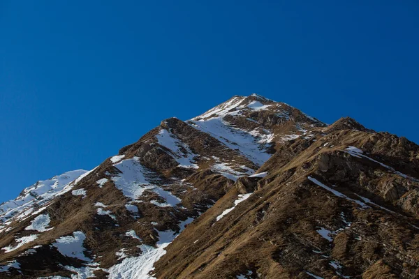 美丽蔚蓝的天空，云在山 — 图库照片