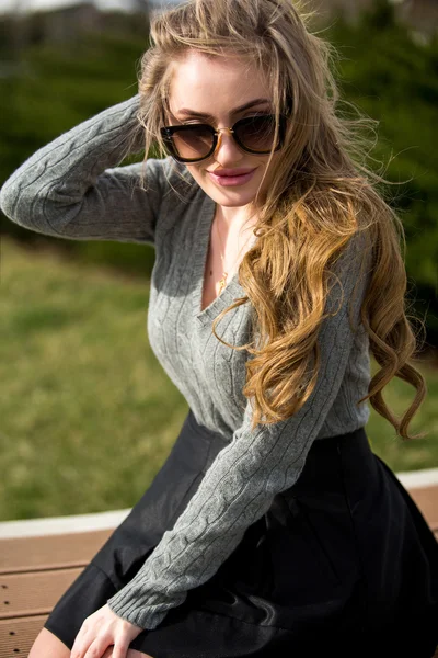 Lusso bella bionda con i capelli lunghi — Foto Stock