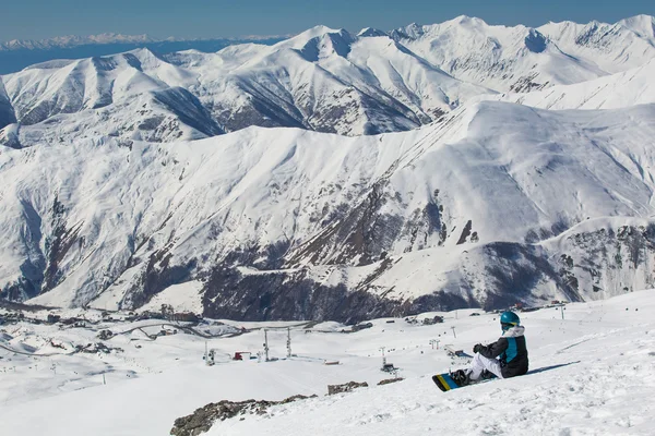 Snowboarder donna snowboard sulla neve fresca bianca con pista da sci nella giornata invernale soleggiata — Foto Stock