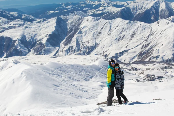 Paar in liefde snowboarder snowboarden op verse witte sneeuw op de skipiste op zonnige winterdag — Stockfoto