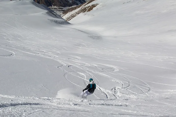 Snowboard de las mujeres en nieve blanca fresca con pista de esquí en el soleado día de invierno —  Fotos de Stock