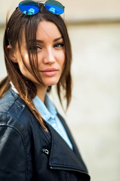 Porträt einer jungen Frau mit braunen Haaren und Sonnenbrille. — Stockfoto