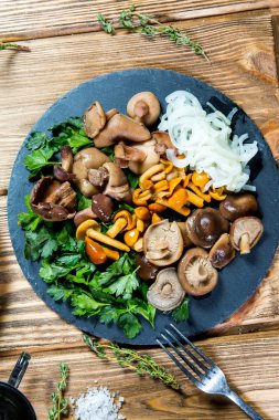 Otlar ve soğan ile güzel farklı mantar