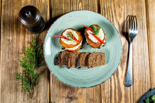 Kepekli ekmek ekmek ve peynir ile sağlıklı kahvaltı ahşap zemin üzerine yeşil salata ile. — Stok fotoğraf