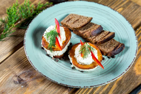 Kepekli ekmek ekmek ve peynir ile sağlıklı kahvaltı ahşap zemin üzerine yeşil salata ile. — Stok fotoğraf
