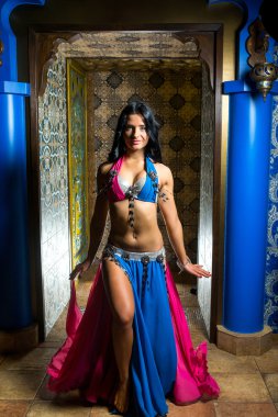 Muhteşem kostüm pembe ve mavi elbiseli güzel dansöz genç kadın. Mükemmel bir şekil ve vücut plastik ile güzel esmer