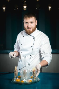 Neşeli sakallı Şef yemek yemek mutfakta yemek yaparken pişirme