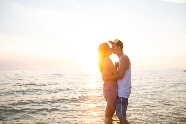 Jong koppel in liefde wandelingen — Stockfoto