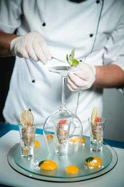 Neşeli sakallı Şef yemek yemek mutfakta yemek yaparken pişirme