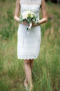 Güzel düğün buketi Gelinin ellerinde