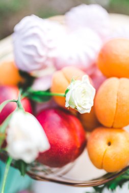 Bir cam kase meyve hatmi tablo için olgun şeftali