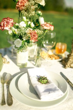 güzel bir festival tablo iki bahçedeki çiçekler ve mumlarla koydu