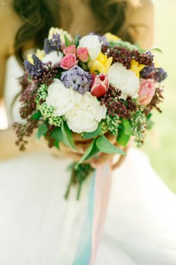 Güzel düğün buketi Gelinin ellerinde