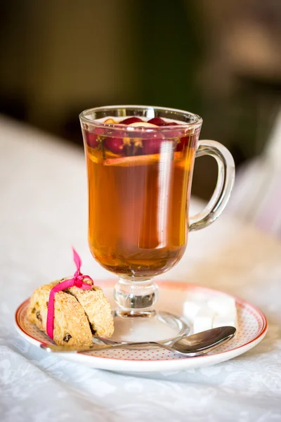 Taza de té de frutas con galletas — Foto de Stock