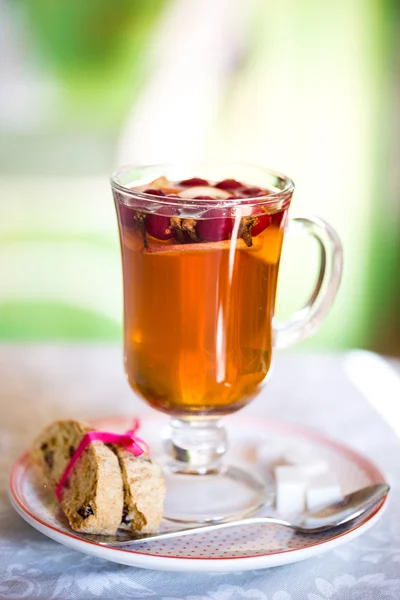 Taza de té de frutas con galletas — Foto de Stock