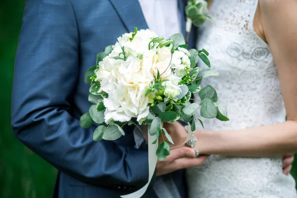 Hochzeitspaar hält Händchen — Stockfoto