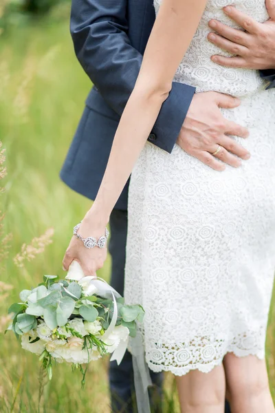 Hochzeitspaar hält Händchen — Stockfoto