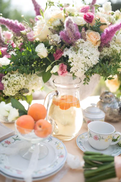 美丽新鲜冷桃奶茶熟透的水蜜桃 — 图库照片