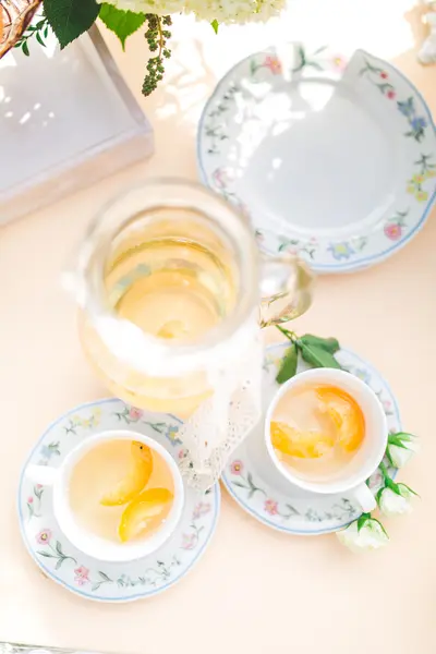 Hermoso té fresco de melocotón frío con melocotones maduros — Foto de Stock