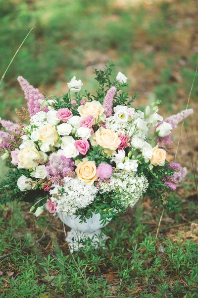 Vacker blombukett ljusa vita ros, på bord med grön bakgrund — Stockfoto