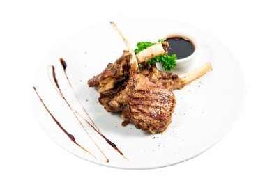 Baharat ve Sarımsak soslu beyaz kapları ile kavrulmuş kuzu kaburga