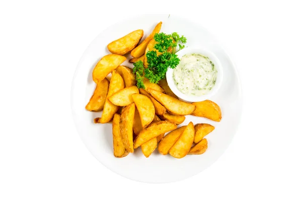 Batatas fritas fritas frescas com molho no prato — Fotografia de Stock