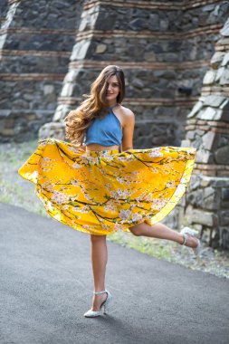 Güzel kız yaz elbise makyaj ile