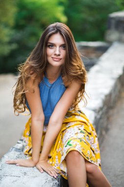 Makyaj güzel kız yaz elbise oturma