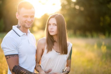 Güzel genç çift doğada sarılma sevgi dolu