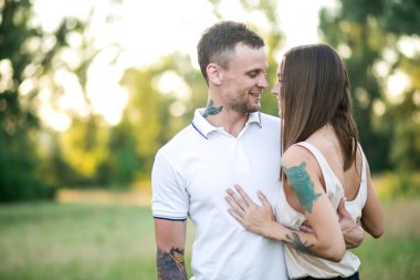 Güzel genç çift doğada sarılma sevgi dolu