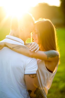 Güzel genç çift doğada sarılma sevgi dolu