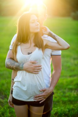 Güzel genç çift doğada sarılma sevgi dolu