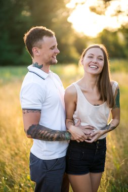 Bir erkek ve bir kız bir dövme ile