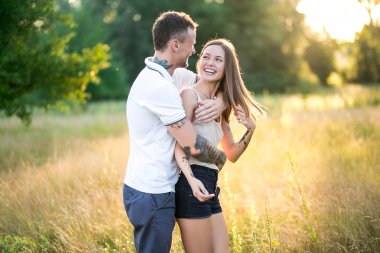 Bir erkek ve bir kız bir dövme ile