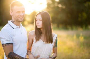 Güzel genç çift doğada sarılma sevgi dolu