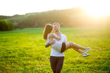 Güzel genç çift doğada sarılma sevgi dolu