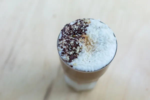 Schöner Cappuccino, Latte, Kaffee im Glas — Stockfoto