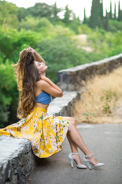 Красивая девушка летом с макияжем в платье сидя — стоковое фото