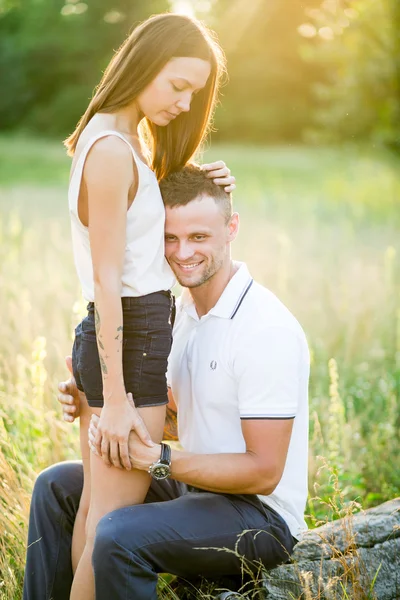 Bonito jovem casal amoroso abraçando na natureza — Fotografia de Stock